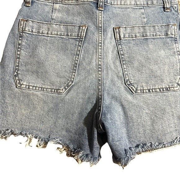 Madewell high-rise shorts frayed bottoms, size 28. Good condition. 98% cotton. - Picture 3 of 6